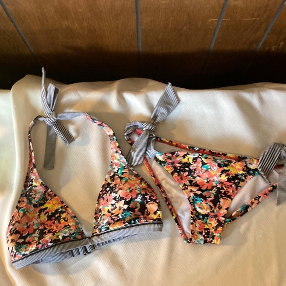 Roxy 2 piece swimsuit - Picture 1 of 6
